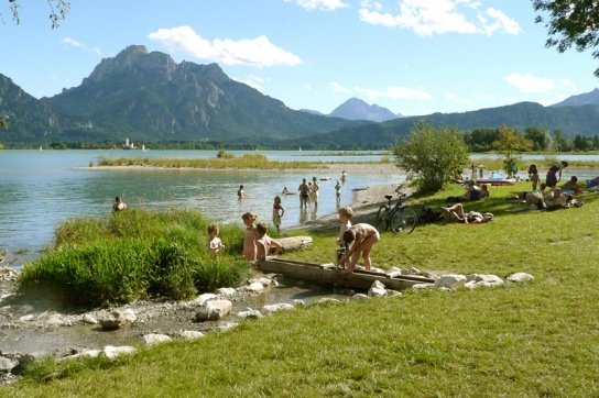 Am Forggensee im Allgäu kann man herrlich wandern, radeln und natürlich auch baden